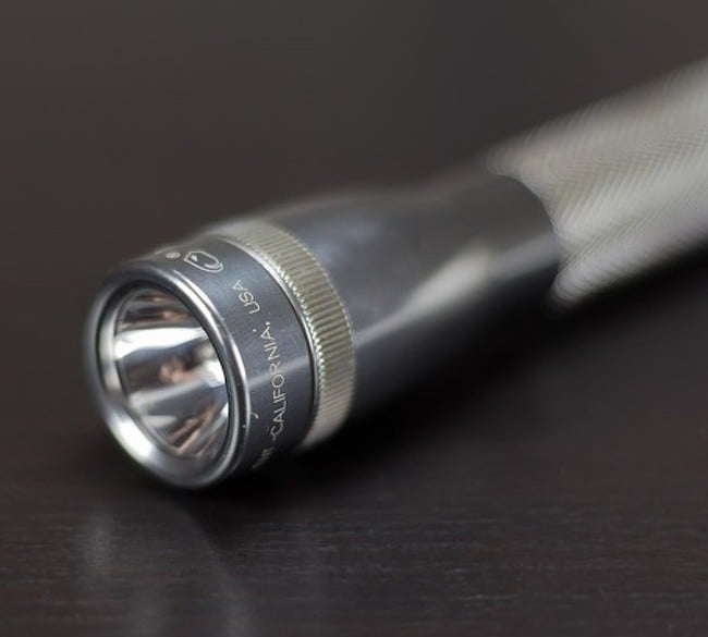 Asansörde Mahsur Kalırsanız Kurtulmanın En Akıllı Yolları 4 el feneri