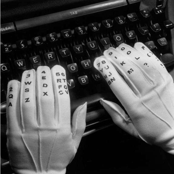 Günümüzde Kulağa Saçma Gelen Fakat Geçmişte Normal Karşılanan 20 Şey! 11 eldiven