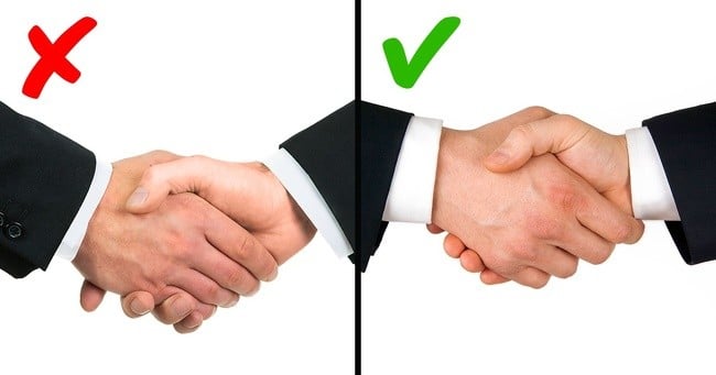 İlk İzlenim İçin Mutlaka Yapmanız Gereken 12 Tiyo 3 tokalaşmak