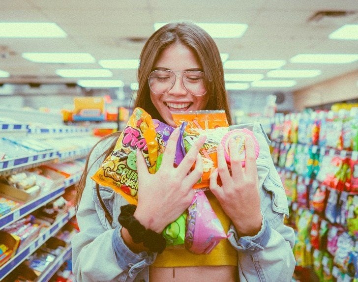 şekerli atıştırmalıkları olan kadın