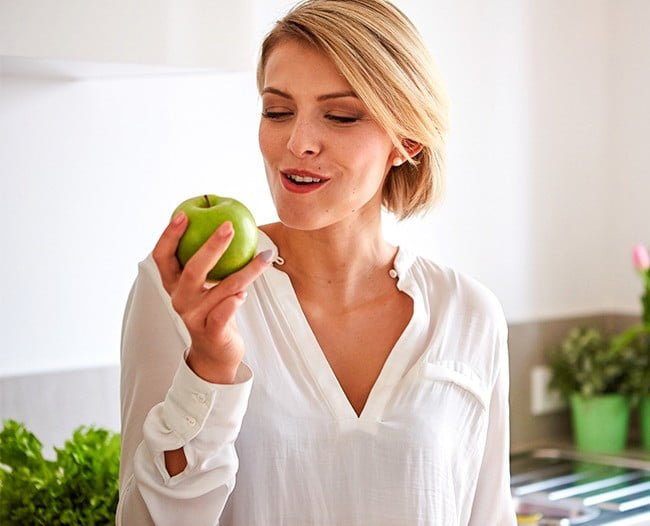 Hayatınızı Değiştirecek 11 Basit Alışkanlık 6 elma yiyin