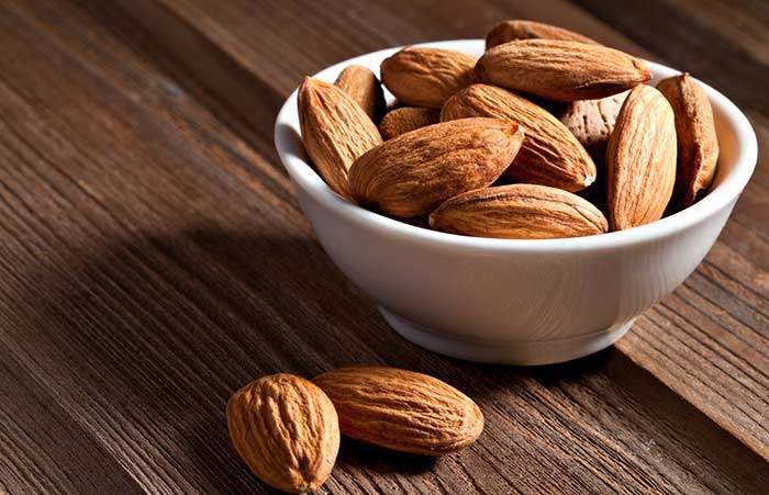 Mide yanmasına ne iyi gelir? Evde hazırlanabilen doğal tarifler 11 badem ve mide yanması