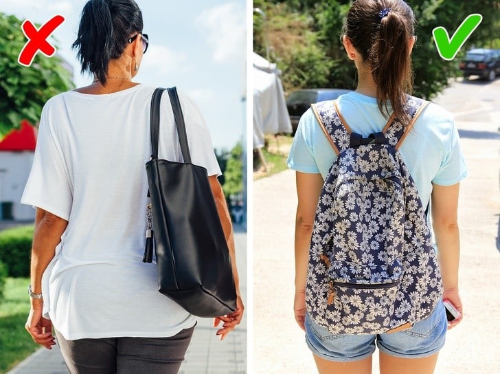 sırt çantası takan kadın ve el çantası kullanan kadın
