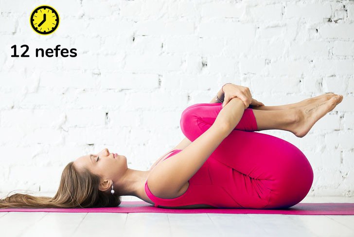 Saç Dökülmesini Engelleyen 8 Yoga Duruşu 4 dizleri göğse çekme