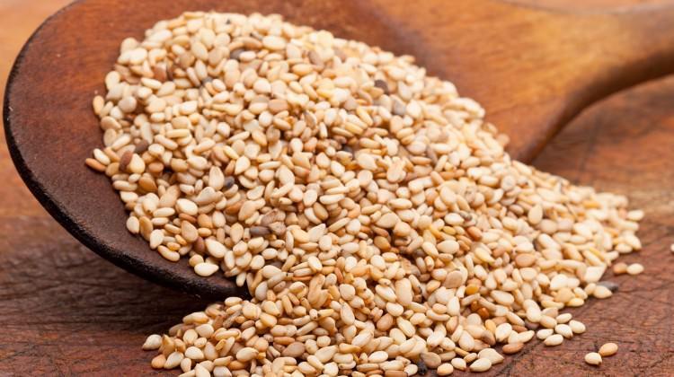 Diş Plaklarından Doğal Olarak Kurtulmanın 6 Etkili Yolu 5 susam