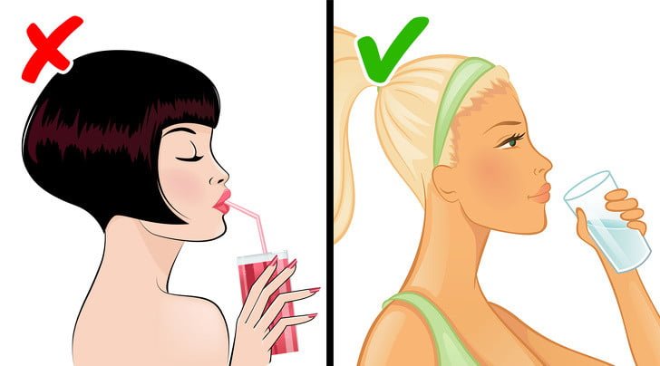 şekerli su içen kadın ve meyve suyu içen kadın