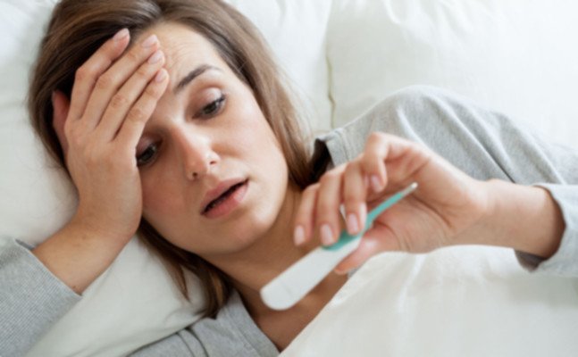 Bu Belirtiler Kanserin İşareti 5 ateşi çıkmış kadın