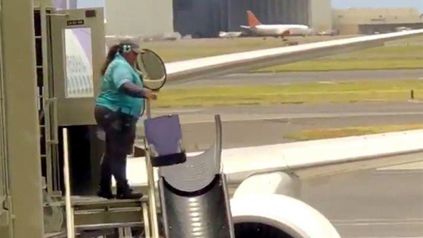 valizi atan görevli