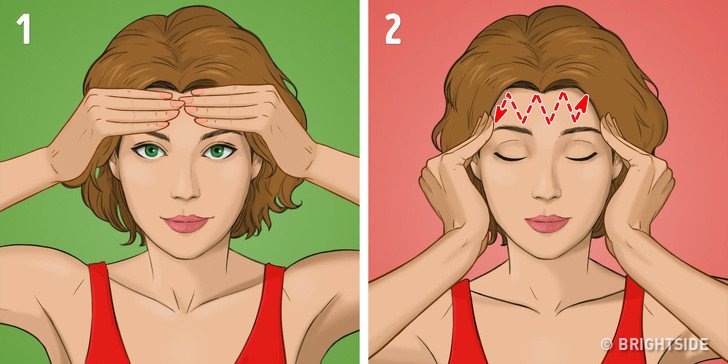 alnını ovalayan kadın