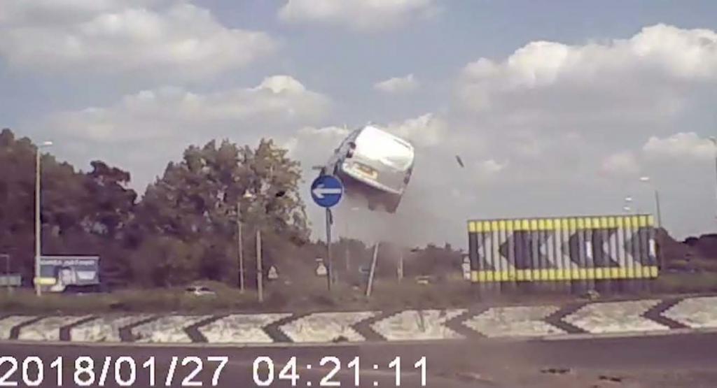 Dönel Kavşakta Kaza Yaptıktan Sonra 4 Metre Fırlayan Araba 2 kaza