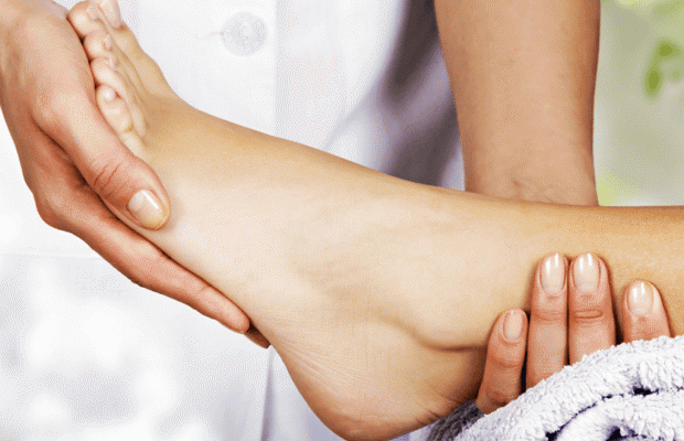 Ayaklarınıza Sağlıklı Bakmanın 10 Yolu 5 ayak masajı