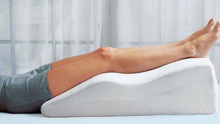 Ayaklarınıza Sağlıklı Bakmanın 10 Yolu 7 ayakları yüksekte tutmak