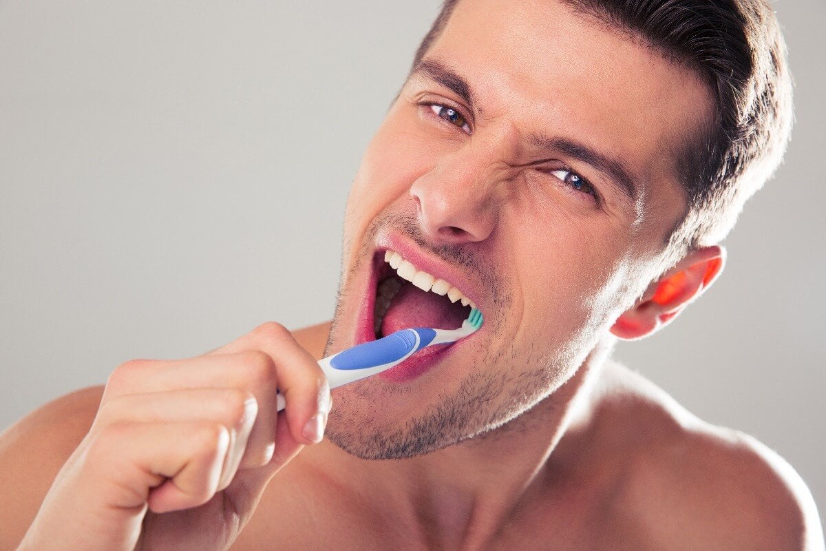 diş fırçalayan adam