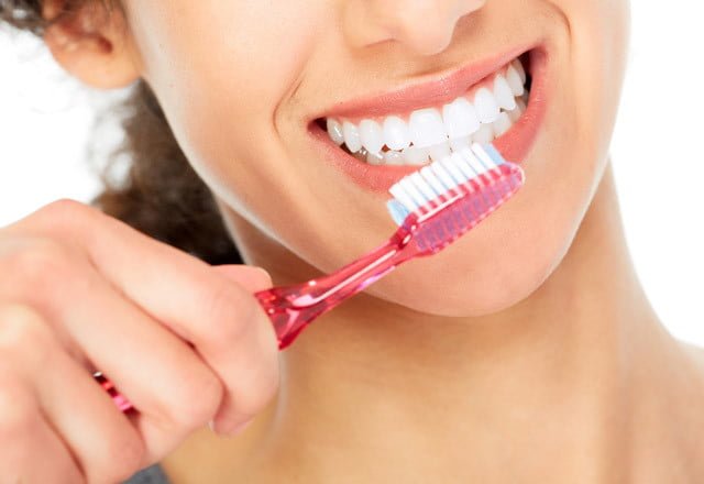 2 Haftada kilo vermek ister misiniz? 2 diş fırçalayan kadın