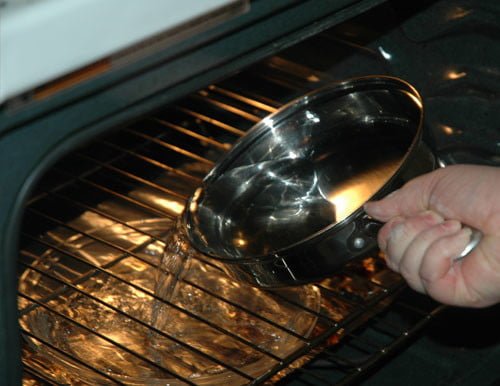 Mutfağınızı Parlatacak Temizlik Önerileri 5 fırında su kaynatmak