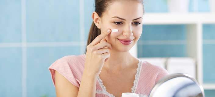 Yüzünüze Zarar Veren 10 Yaygın Cilt Bakımı 10 gece krem kullanan kadın