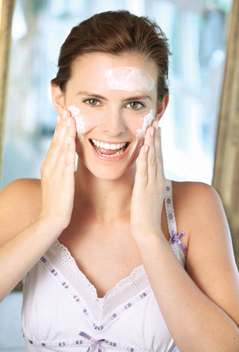 Yüzünüze Zarar Veren 10 Yaygın Cilt Bakımı 11 güneş koruyucu kullanan kadın