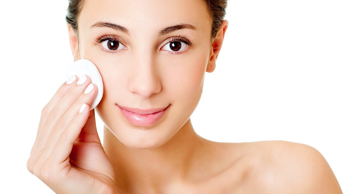 makyaj temizleyen kadın