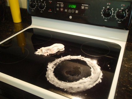 Mutfağınızı Parlatacak Temizlik Önerileri 6 yağdan kurtulmak için un