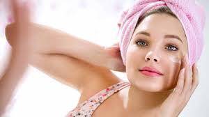 yüz kremi süren kadın