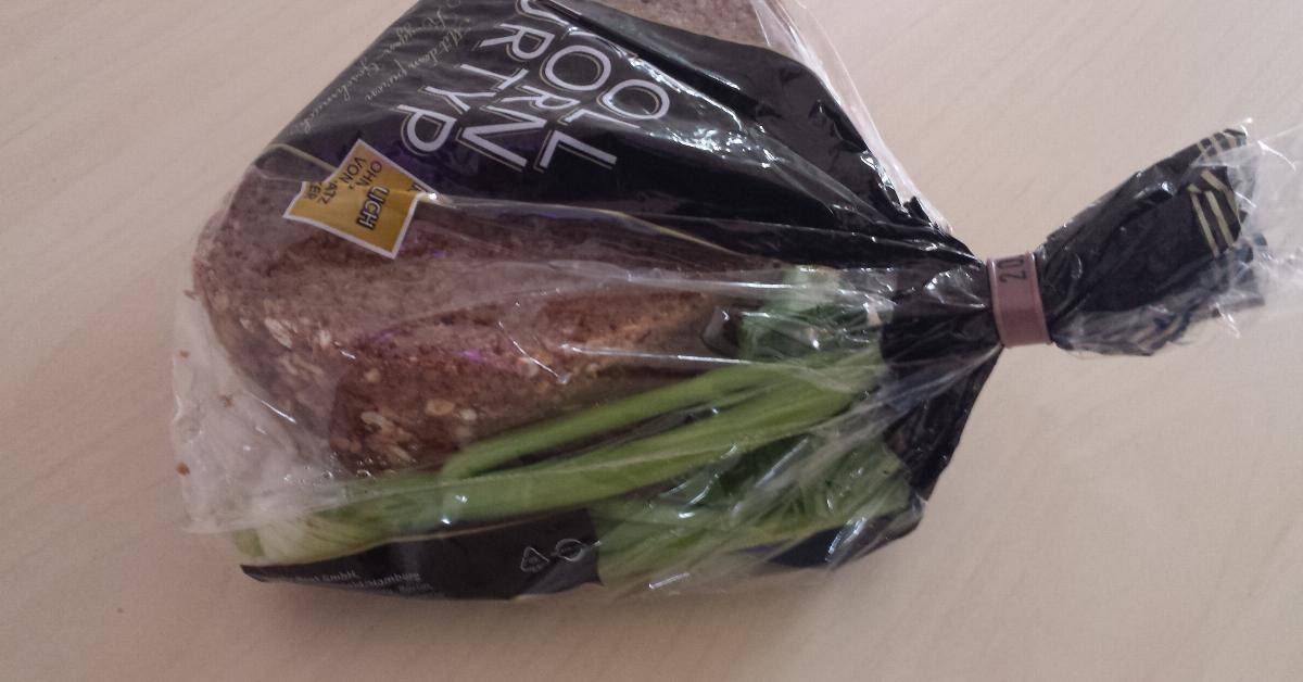 Eşyalarınızın Ömrünü Uzatan 10 Çılgın Öneri 7 poşette ekmek ve kereviz