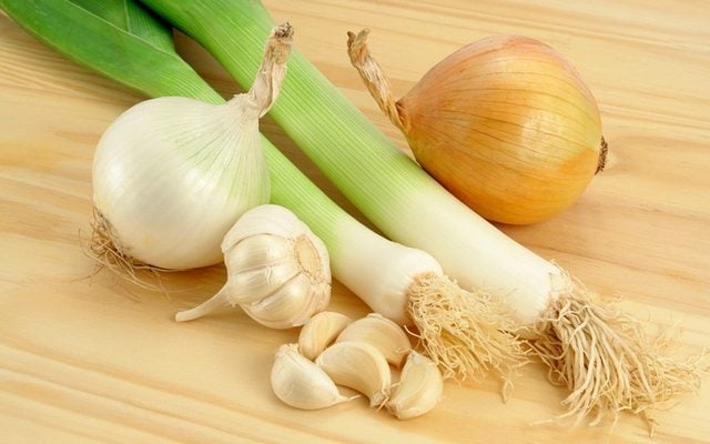 Damarlarınızı Rahatlatmak İçin Bu Besinleri Tüketin 5 soğan sarımsak