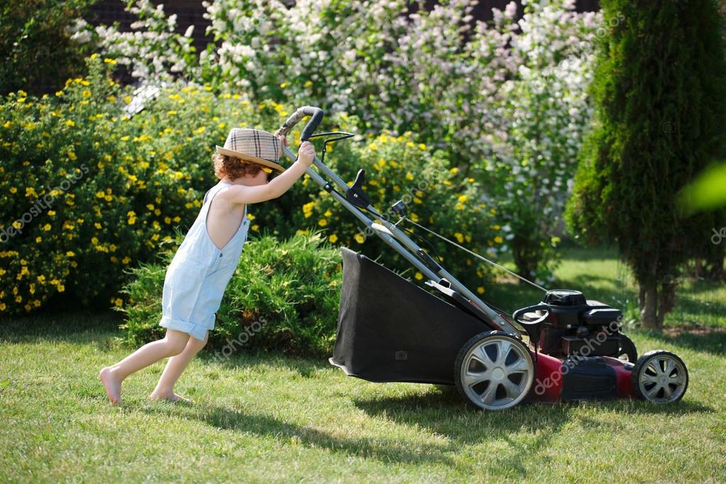 Anne ve Babaların Farkında Olmadan Çocuklarına Zarar Verdiği 11 Konu 10 çocukların çim biçmesi