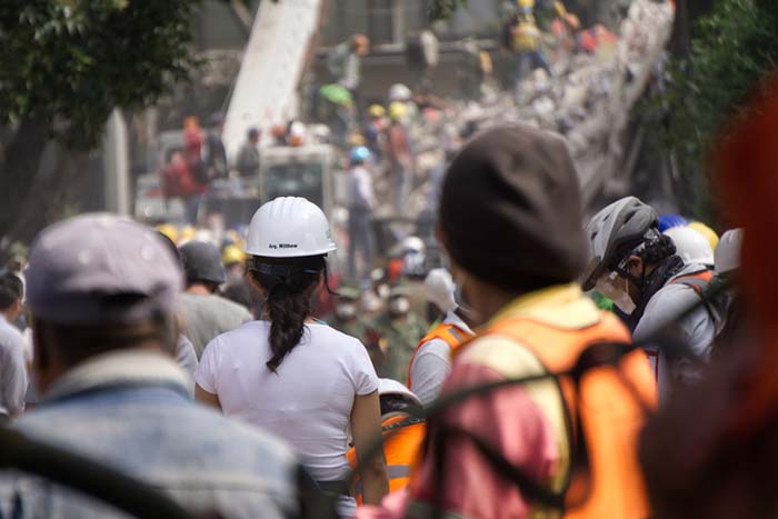 Deprem Anında Yapılması Gereken İlk Şey 4 disaridayken deprem olmasi