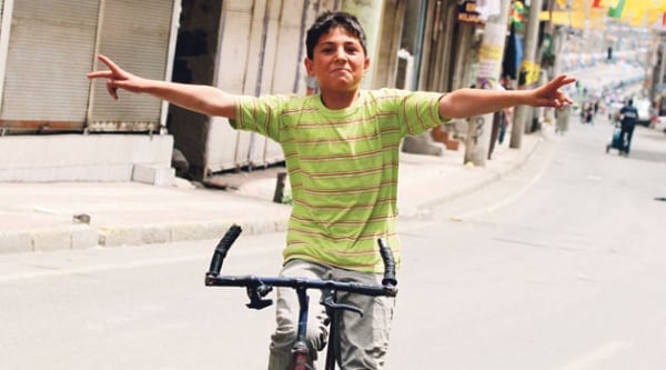 Anne ve Babaların Farkında Olmadan Çocuklarına Zarar Verdiği 11 Konu 12 kasksız bisiklet