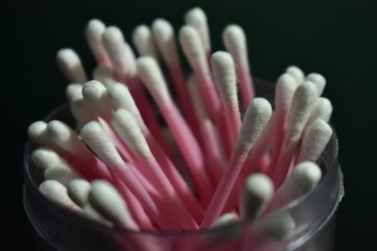 Kulak Pamuğunu Evde Kullanabileceğiniz 7 Farklı Yer 4 kulak temizleyicizi3