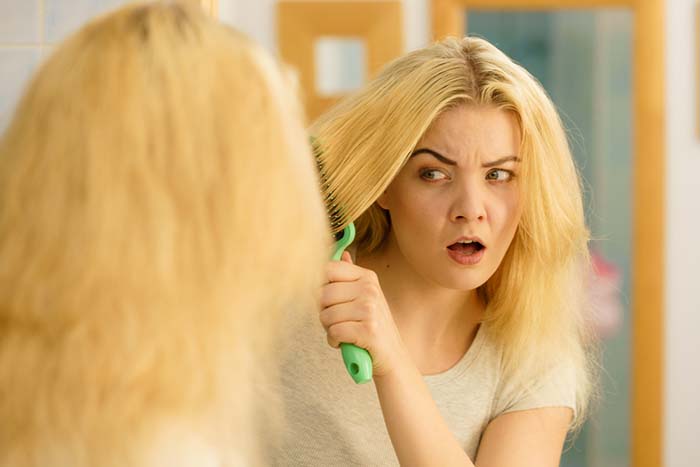 Menopoza Girmeye Başladığınızı Gösteren 15 Belirti 6 saç dökülmesi