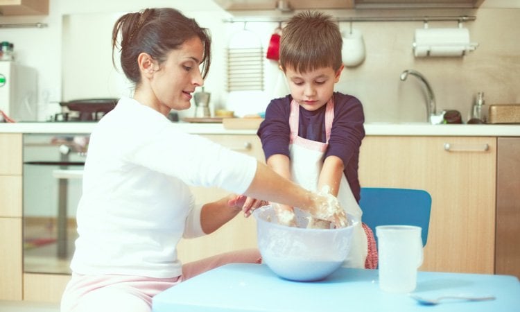 Anne ve Babaların Farkında Olmadan Çocuklarına Zarar Verdiği 11 Konu 7 sandalyenin ustunde durmasi