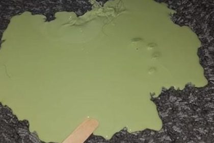 Halınıza Sıcak Ağda Döküldü Diye Üzülmeyin Çözümüne İnanamayacaksınız 4 ada halıdan nasıl çıktı