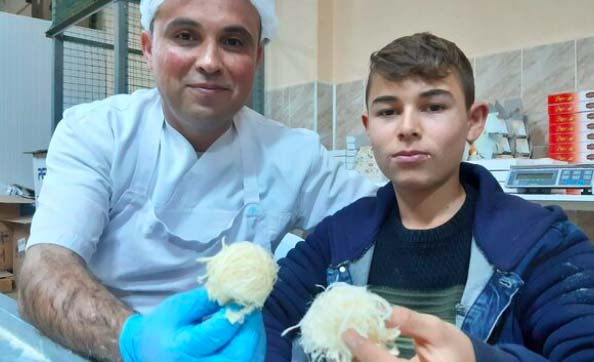 Dünyada İlk Kez, Çölyak Hastası Oğlu İçin Glutensiz Pişmaniye Üreten Adam 2 baba ve oglu