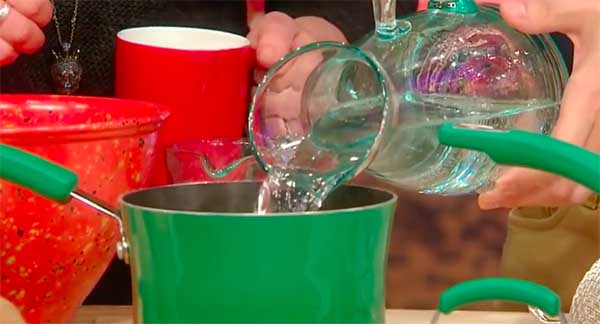 patates kabuklarini tencerede kaynatin