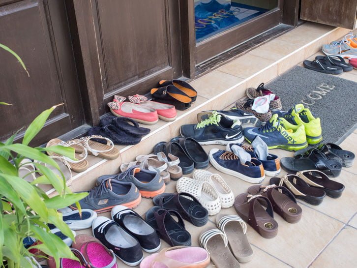 Temizleyelim Derken Kirlettiğimiz 8 Temizlik Alışkanlığı 7 ayakkabi disarida2