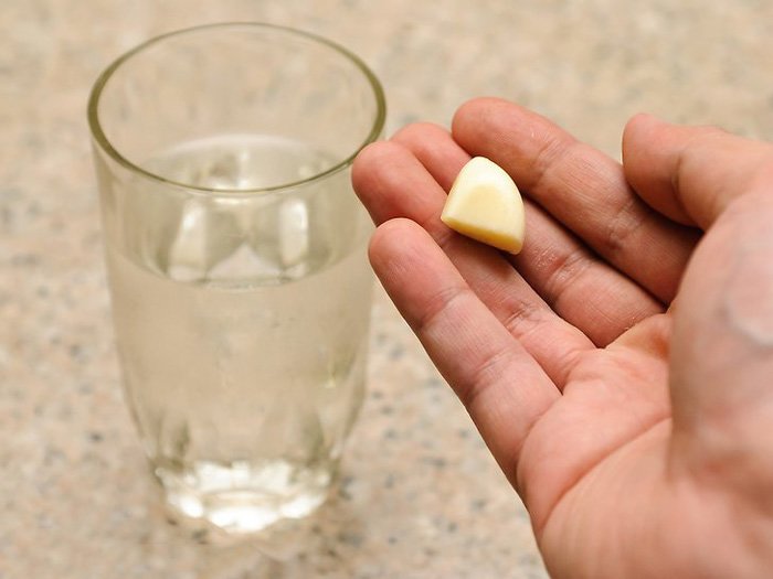 Yastığın Altına Bir Diş Sarımsak Koymak Çok İyi Geliyor 6 sarimsakli su