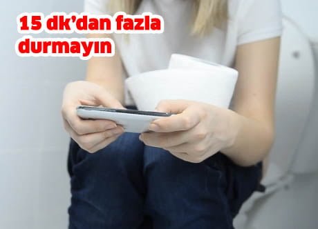Banyoda Asla Yapmamanız Gereken 10 Şey 9 tuvalette telefonla vakit gecirmek