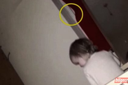 annesi kizin odasinda