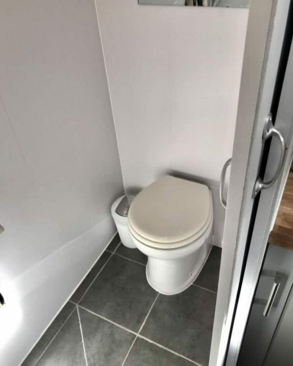 Ev Almak Yerine İkinci El Tır Aldılar ve İçini Cennete Çevirdiler 11 kucuk ve etkili banyo