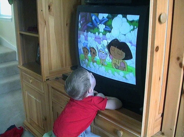 Doğru Bilinen 8 Sağlık Yanlışı 6 yakindan tv izleyenler