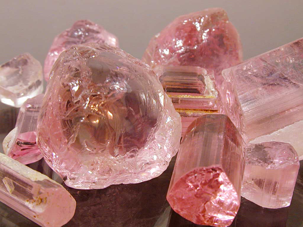 Resimdeki Doğal Taşlardan Birini Seçin Ve Kendiniz Hakkında Bir Şey Öğrenin 11 pembe turmalin